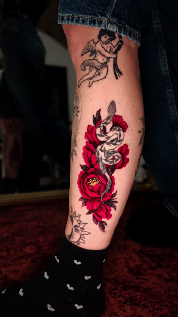 Couleur / Noir et Gris — tatouage par Kuto, tatoueur Paris / Levallois (Floral)