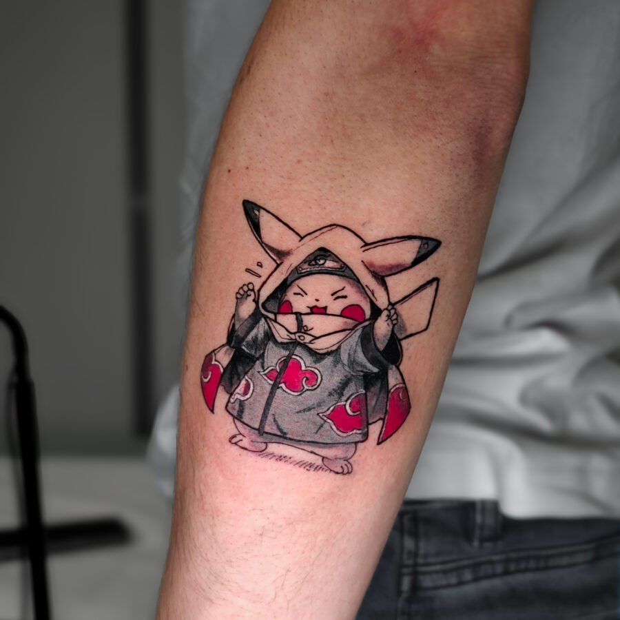Pokémon Pikachu X Akatsuki — tatouage par Kuto, tatoueur Paris / Levallois (Manga)