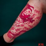 Dragon rouge vase chinois — tatouage par Kuto, tatoueur Paris / Levallois (Japonais)