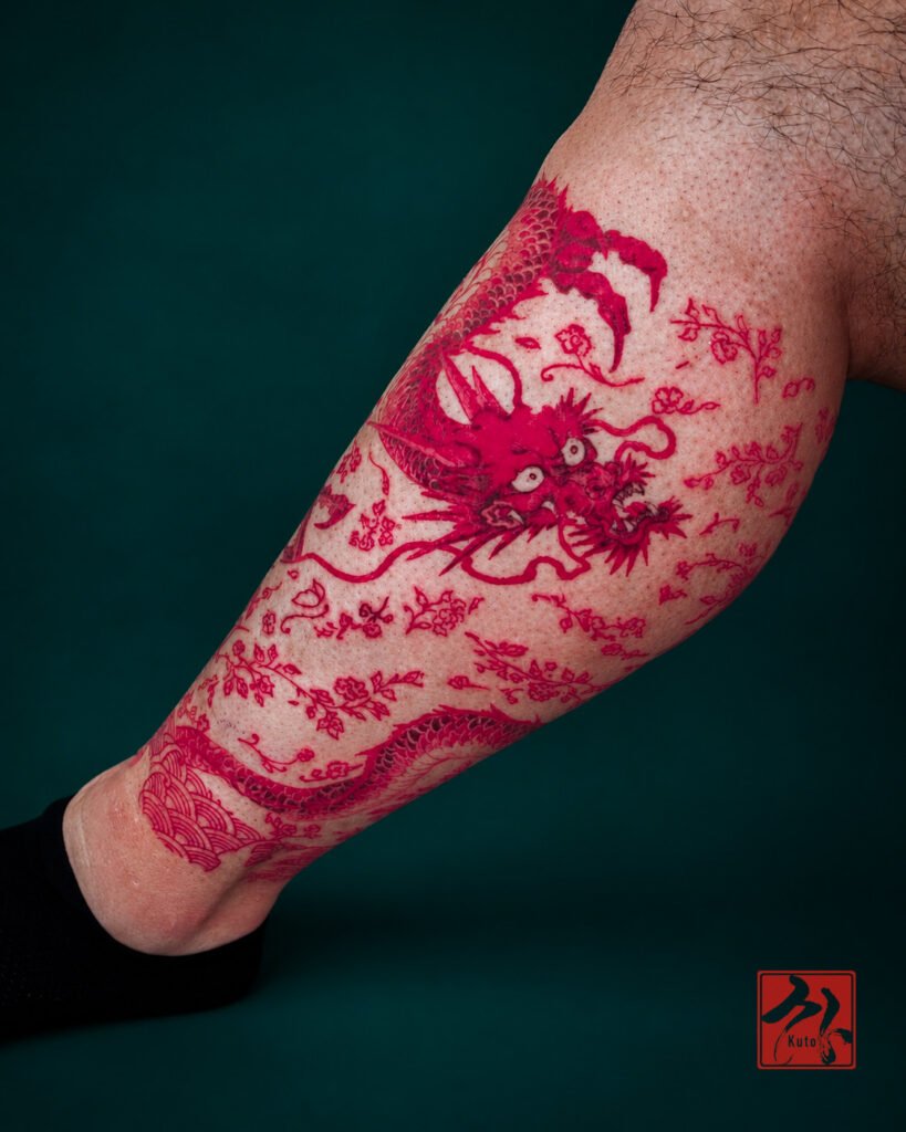Dragon rouge vase chinois — tatouage par Kuto, tatoueur Paris / Levallois (Japonais)