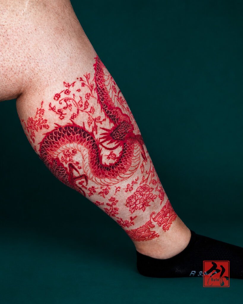 Dragon rouge vase chinois — tatouage par Kuto, tatoueur Paris / Levallois (Japonais)