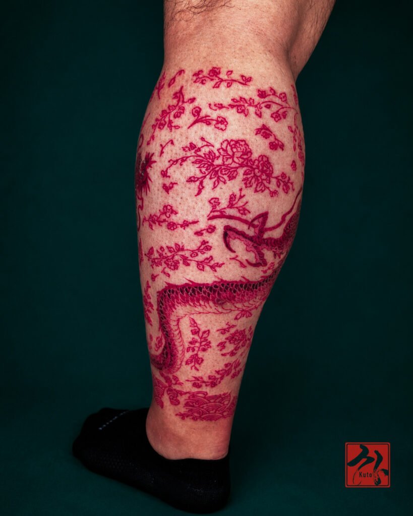 Dragon rouge vase chinois — tatouage par Kuto, tatoueur Paris / Levallois (Japonais)
