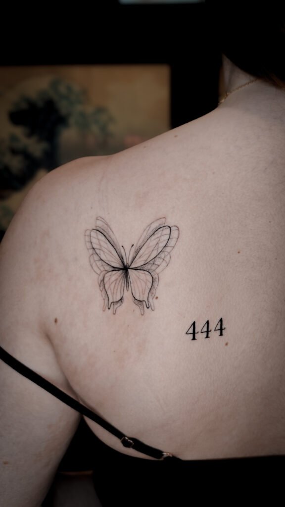 Papillon effet mouvement — tatouage par Kuto, tatoueur Paris / Levallois (Fineline)