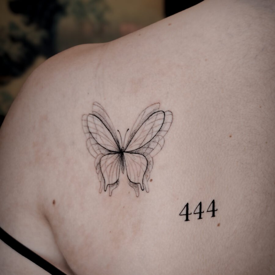 Papillon effet mouvement — tatouage par Kuto, tatoueur Paris / Levallois (Fineline)