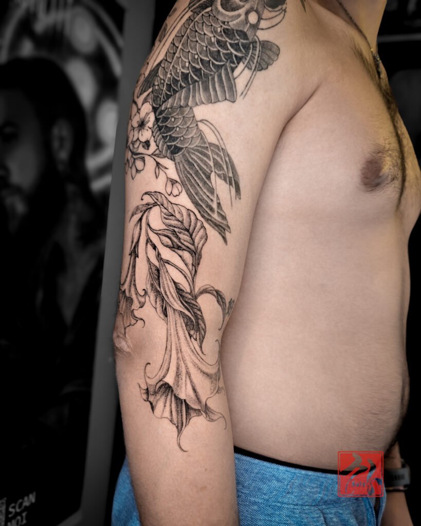 Composition florale — tatouage par Kuto, tatoueur Paris / Levallois (Floral)