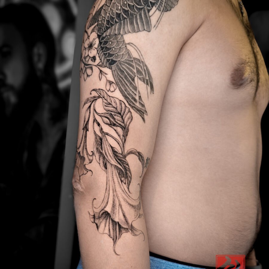 Composition florale — tatouage par Kuto, tatoueur Paris / Levallois (Floral)