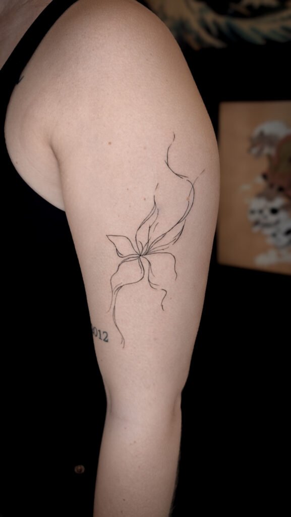 Fleur abstraite — tatouage par Kuto, tatoueur Paris / Levallois (Fineline)