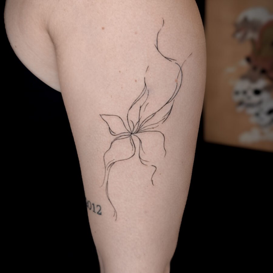 Fleur abstraite — tatouage par Kuto, tatoueur Paris / Levallois (Fineline)